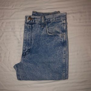 Rustler women size 6 jeans. Light blue washed. Straight leg cut.